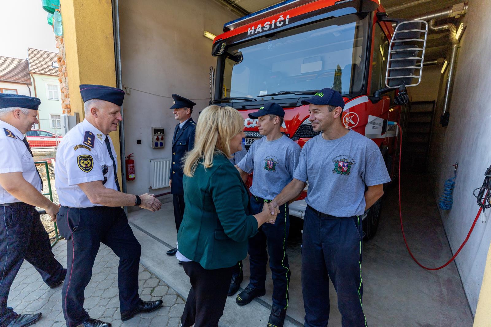 4_Ministryně financí na prohlídce zbrojnice v Žebětíně zdraví hasiče ve službě .jpg