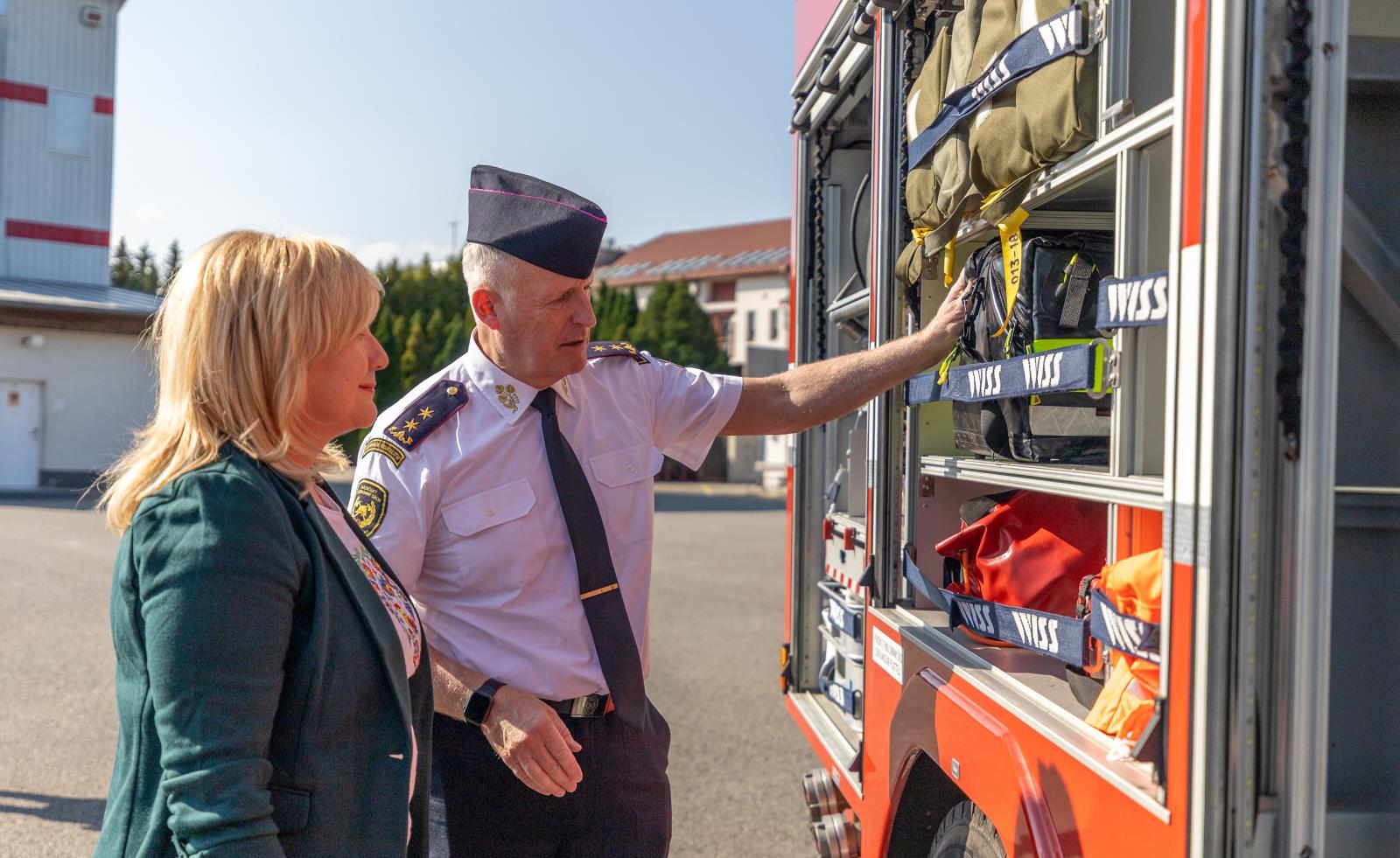 14_Generální ředitel HZS ČR ukazuje ministryni financí hasičskou techniku.jpg
