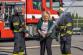 16_Ministryně financí zkouší za dozoru 2 hasičů použití hasičské stříkačky