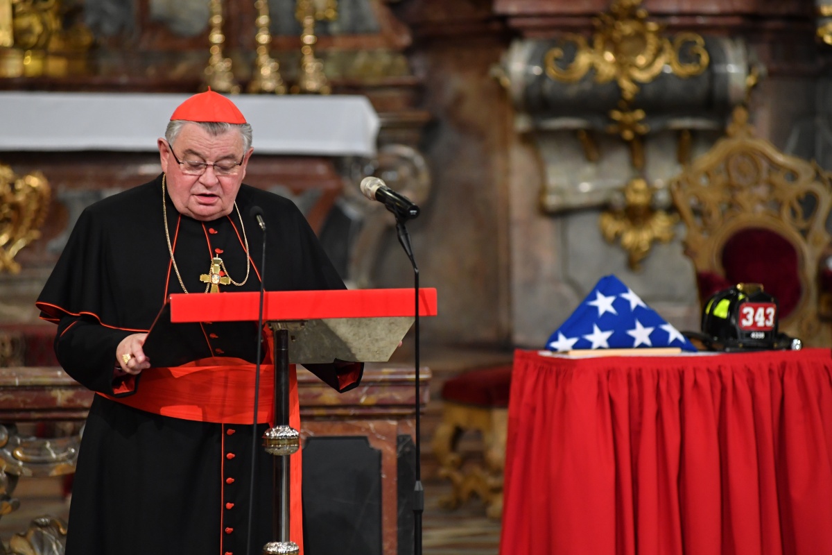 4_Jeho Eminence Dominik kardinál Duka hovoří na pietním vzpomínkovém aktu.jpg