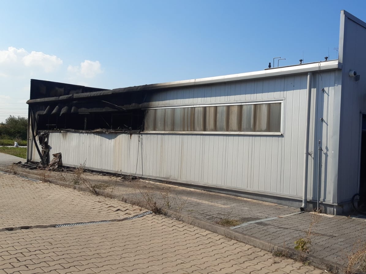 001 - požár výrobní haly v Čelákovicích.jpg