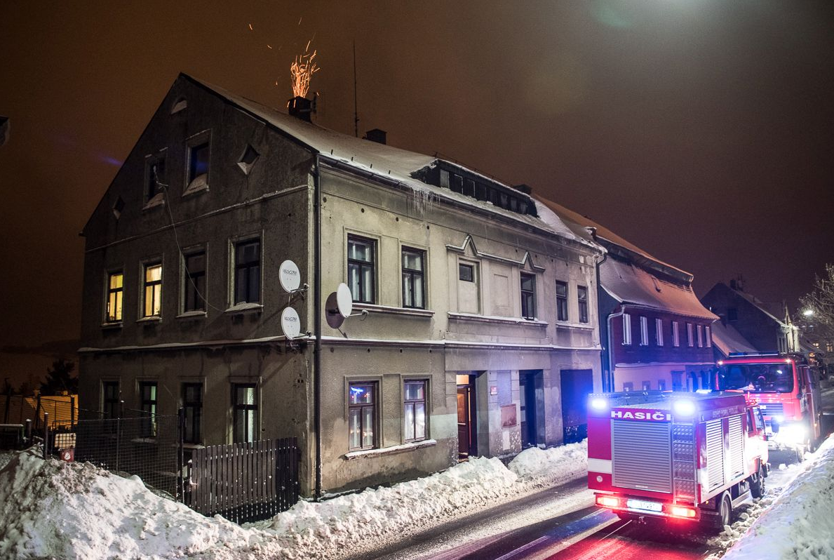 Požár sazí v komíně v Jiřetíně pod Jedlovou v Ústeckém kraji v lednu 2017.png
