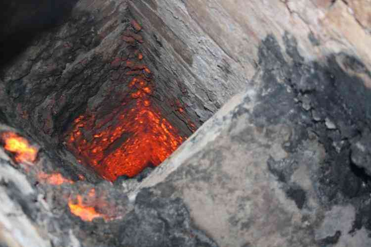 Zahoření sazí v komíně v obci Lbín v okrese Litoměřice v únoru 2014.png