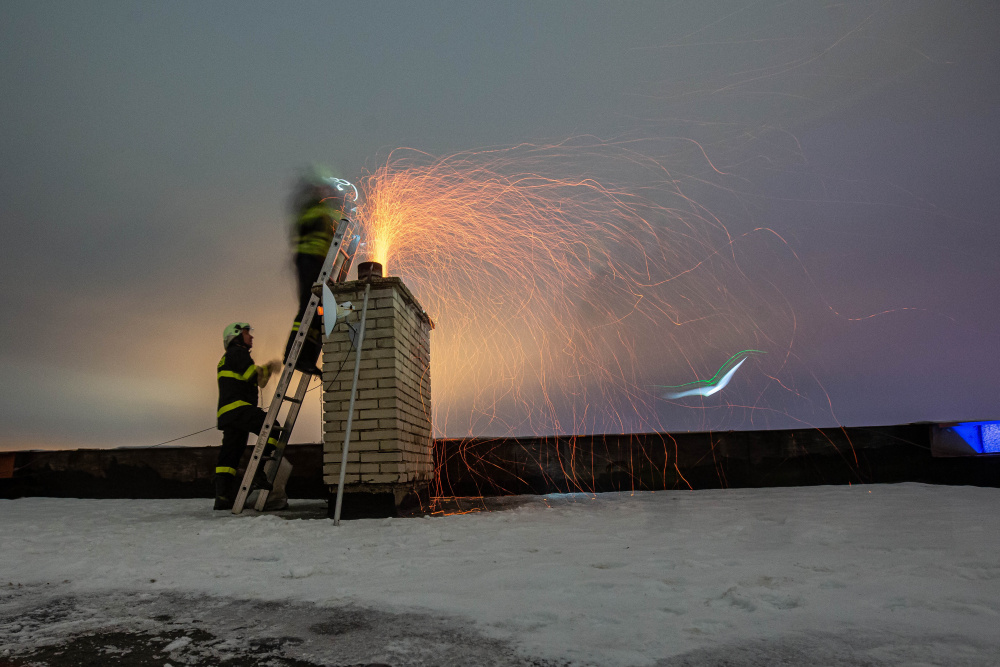 Požár sazí v obci Provodov-Šonov v Královéhradeckém kraji v roce 2020.jpg