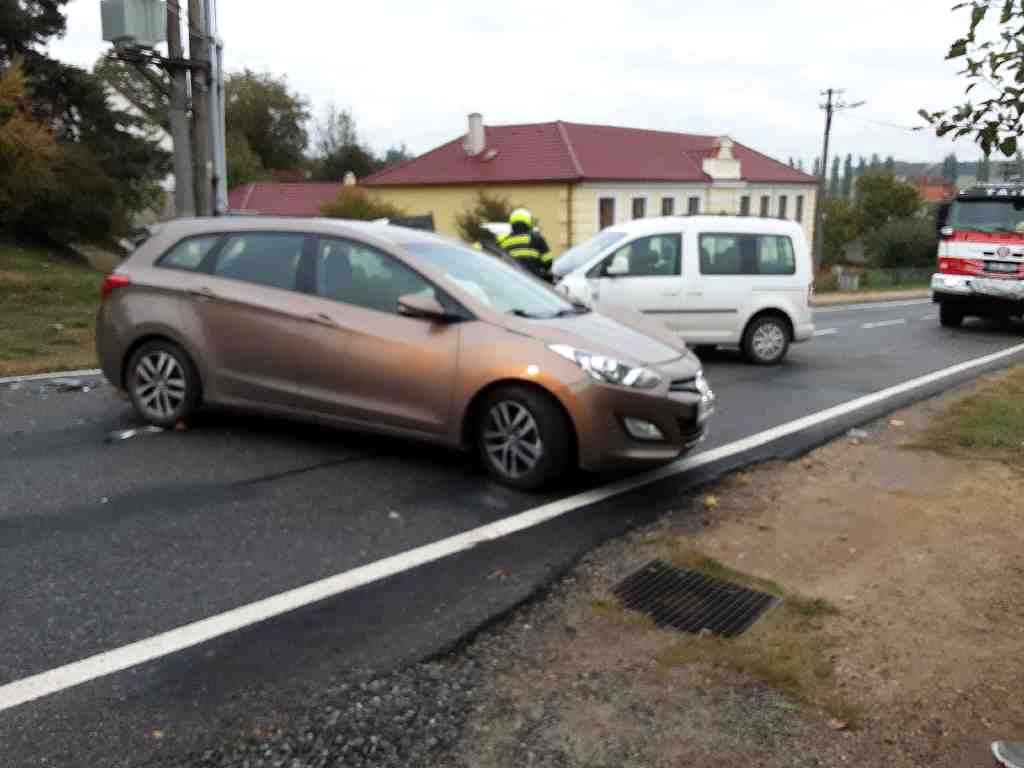 Profesionální hasiči ze stanice Moravské Budějovice zasahovali u dopravní nehody dvou osobních vozidel.