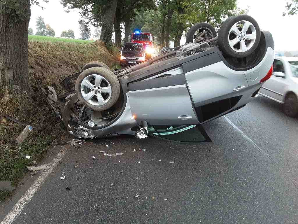 Jihlavští profesionální hasiči zasahovali u nehody osobního vozidla ve Starých Horách.