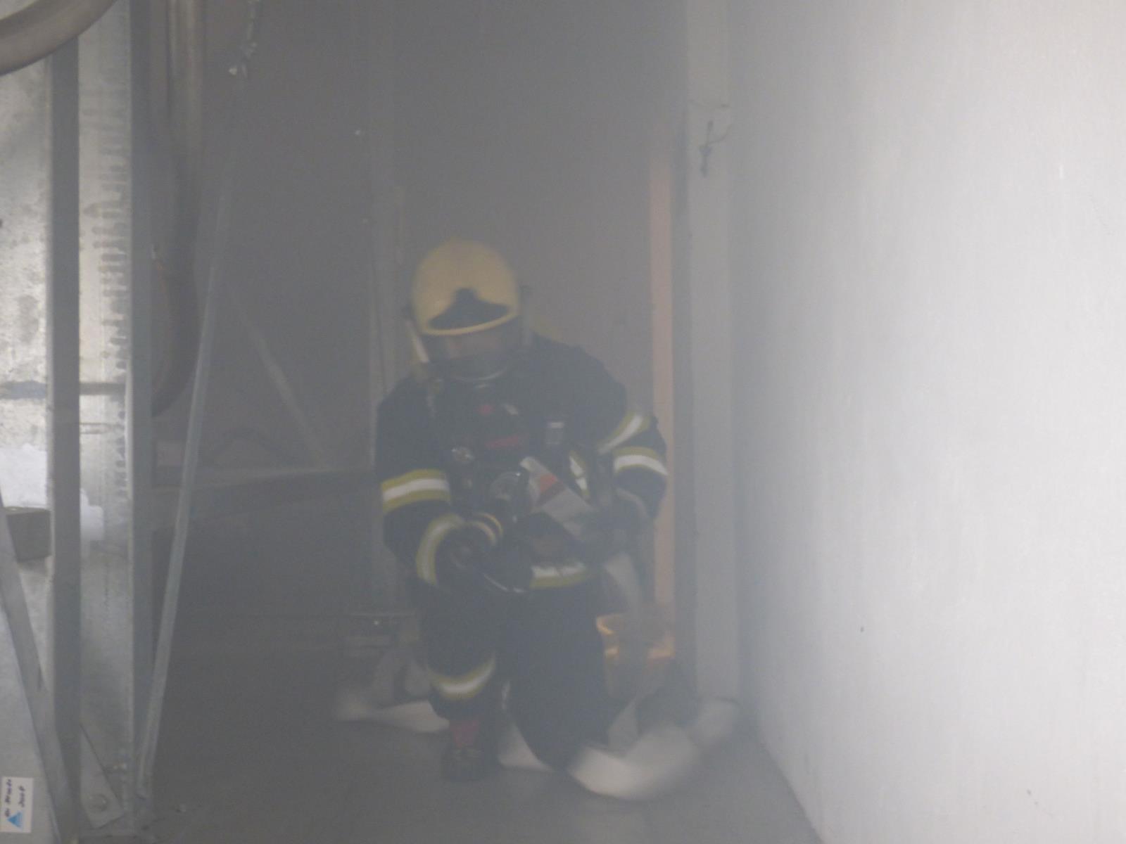 Cvičení požár v průmyslovém areálu (8).jpg