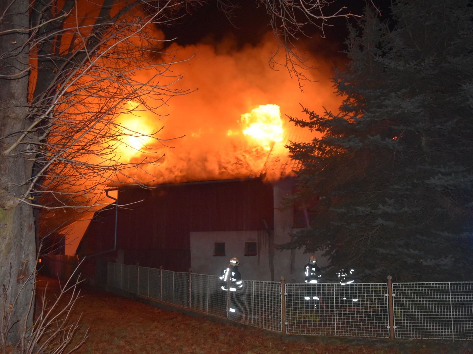002 - požár rodinného domu Hlínoviště.JPG
