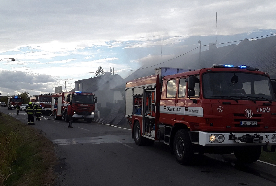 OLK_Požár RD ve Štěpánově_pohled na hořící objekt a zasahující hasiče.jpg