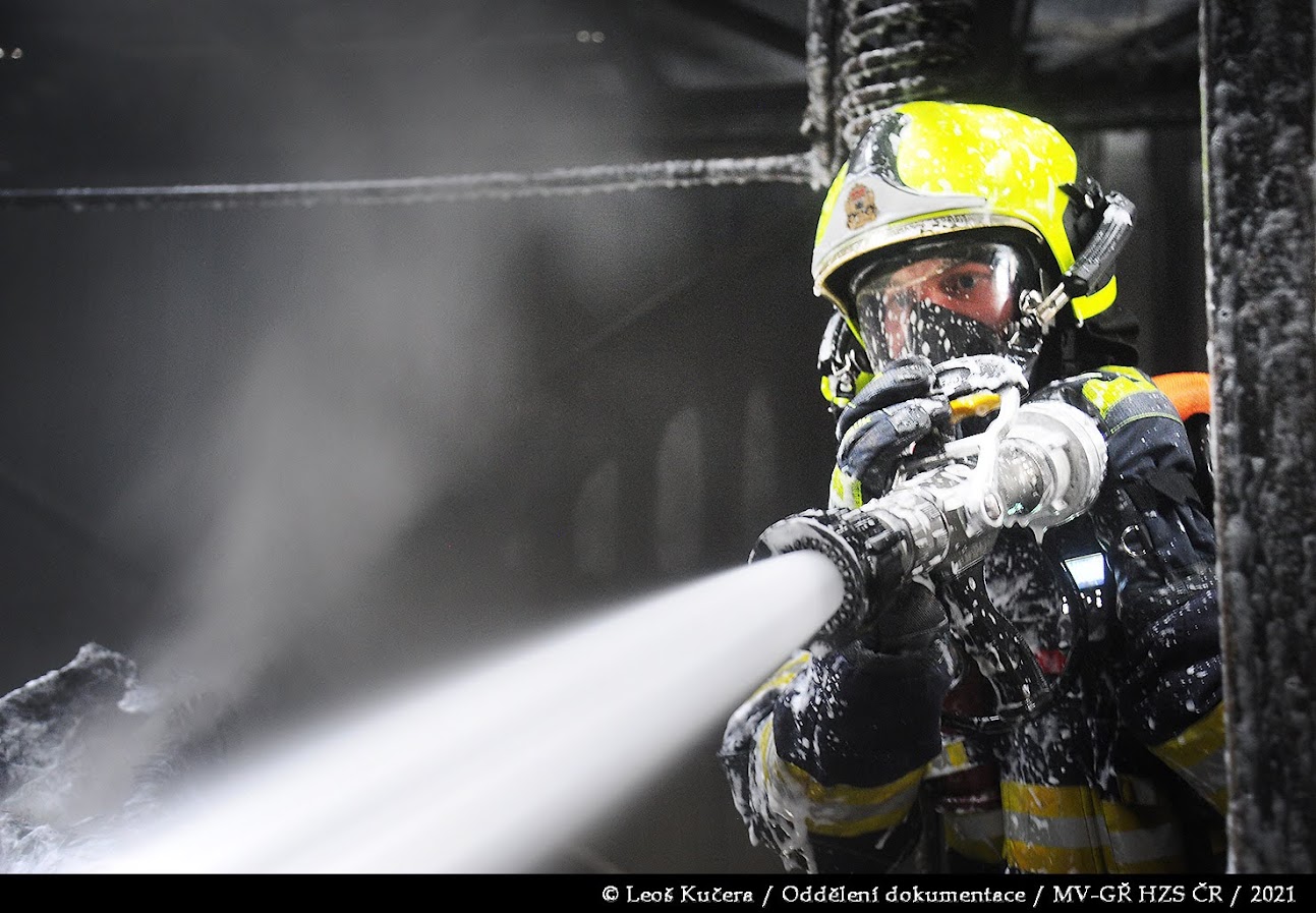 PHA_Požár ve spalovně v Malešicích-detail na zasahujícího hasiče.JPG