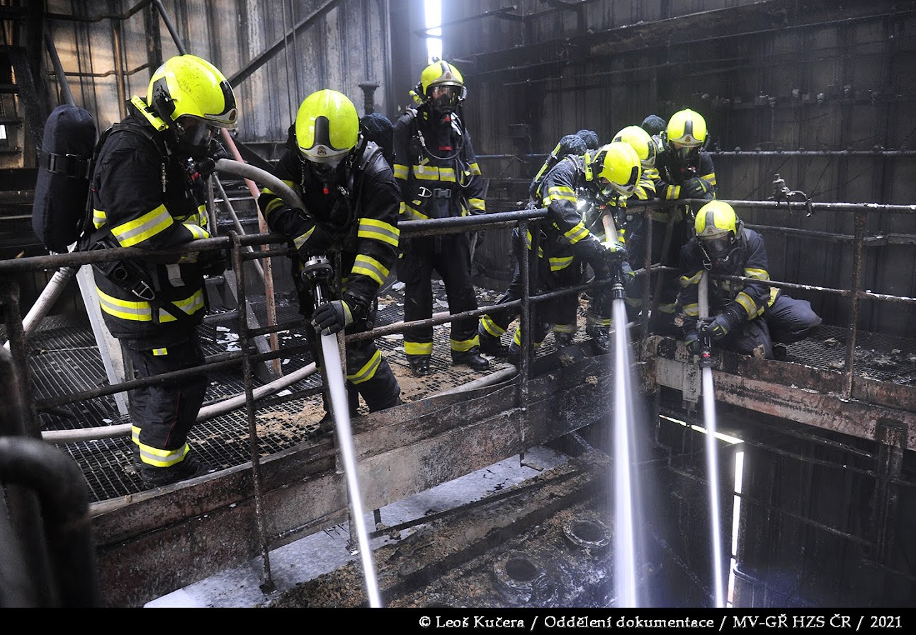 PHA_Požár ve spalovně v Malešicích-hasiči uvnitř budovy.JPG