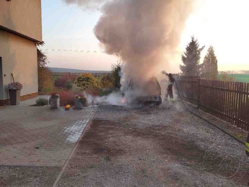 Požár osobního vozidla Chvojenec 15.11.2021.jpg