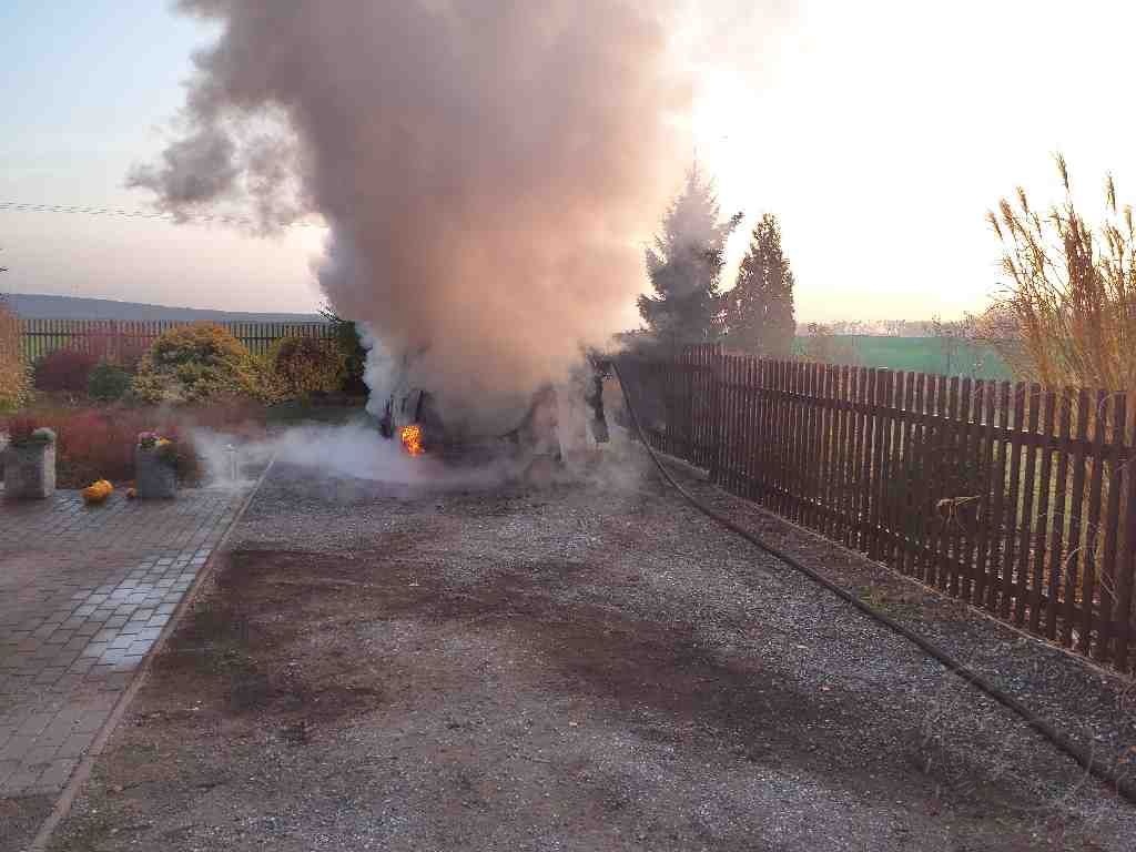 Požár osobního vozidla Chvojenec1 15.11.2021.jpg