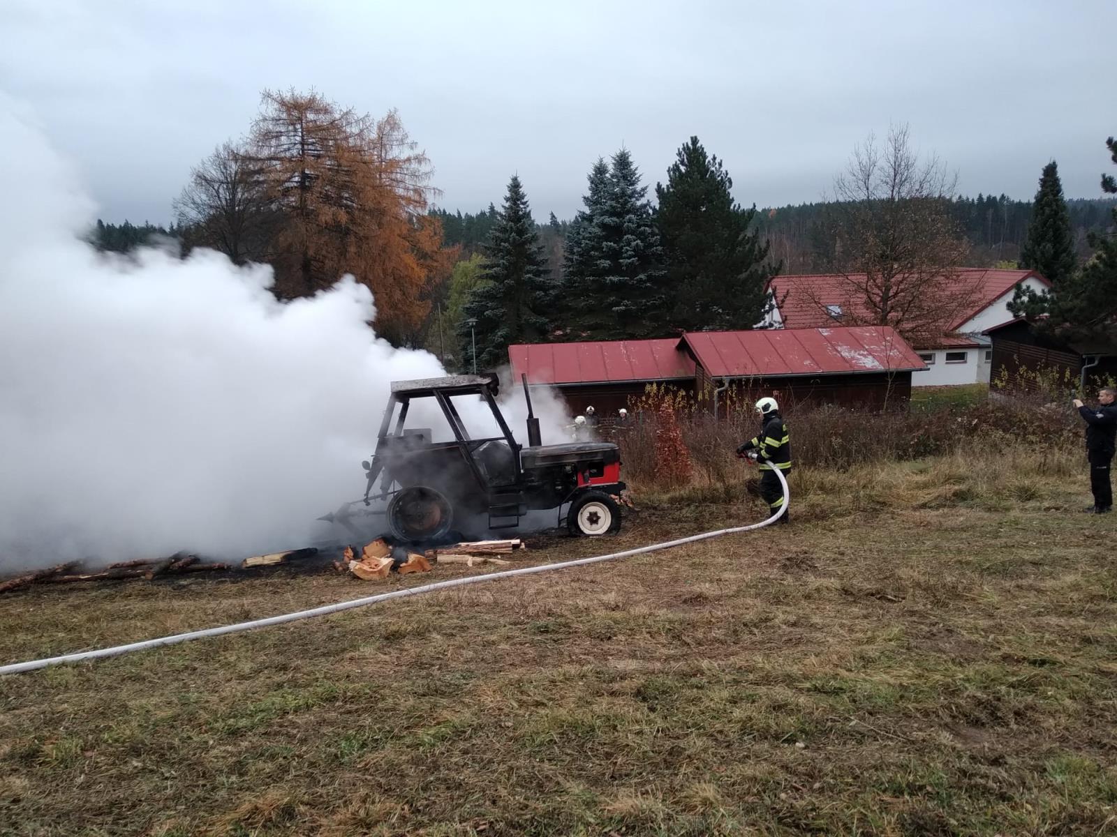 Požár dřeva a traktoru, Malý Ratmírov - 19. 11. 2021 (1).jpg