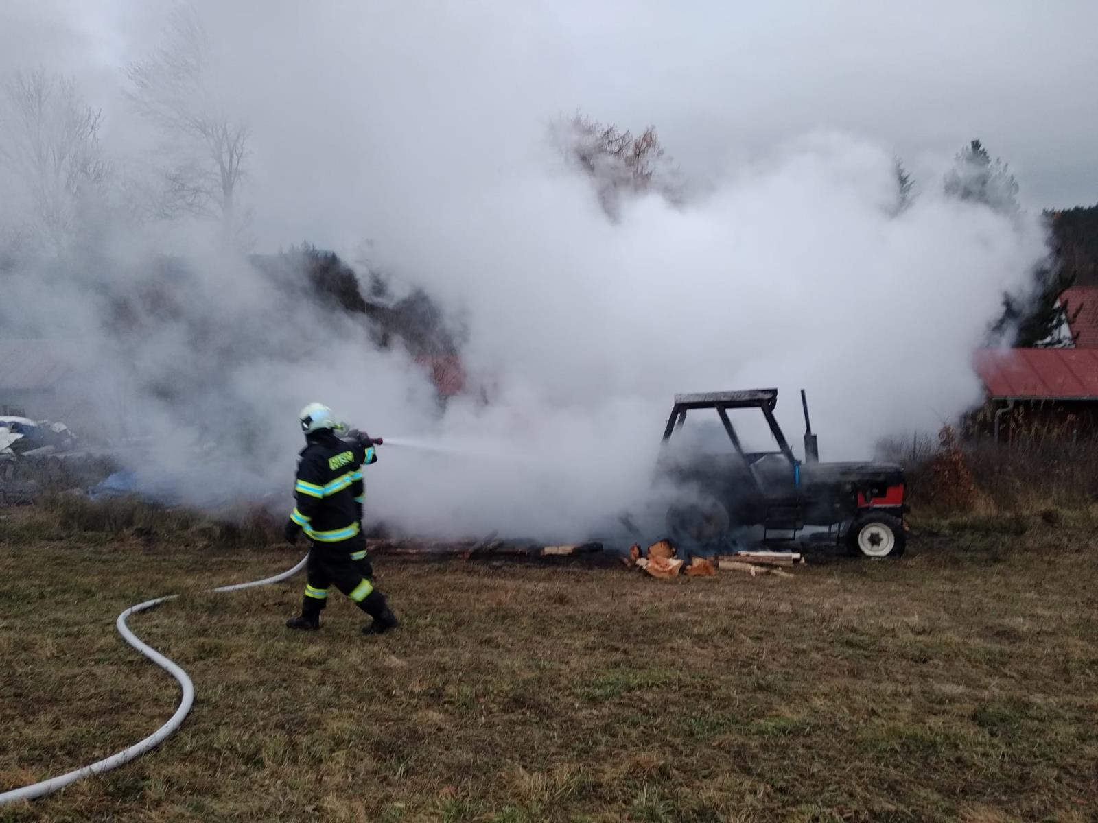 Požár dřeva a traktoru, Malý Ratmírov - 19. 11. 2021 (2).jpg