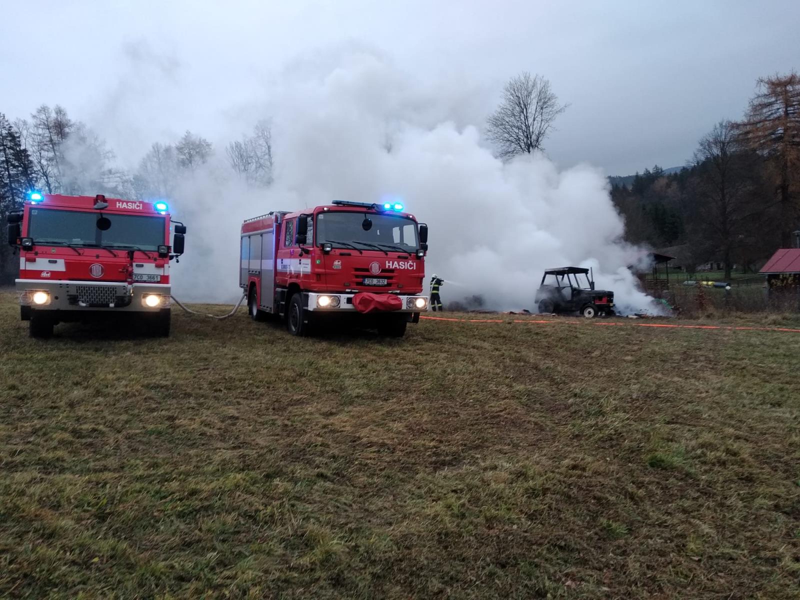Požár dřeva a traktoru, Malý Ratmírov - 19. 11. 2021 (3).jpg
