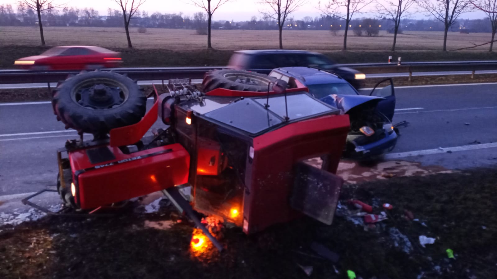 Dopravní nehoda OA a traktor, Třeboň - 17. 12. 2021 (3).jpg