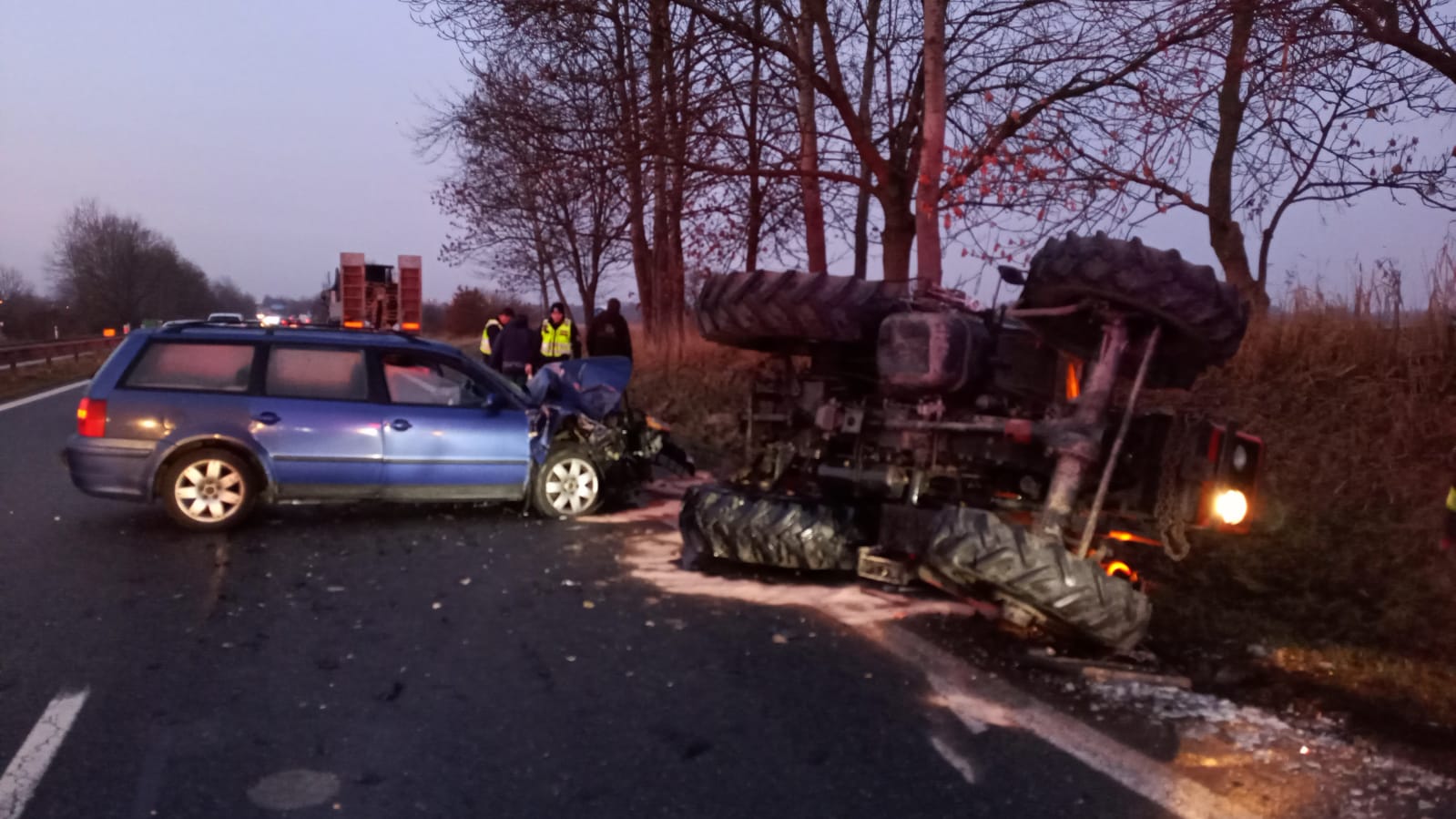 Dopravní nehoda OA a traktor, Třeboň - 17. 12. 2021 (4).jpg
