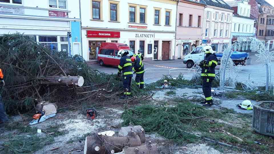 zlomený vánoční strom v Litvínově
