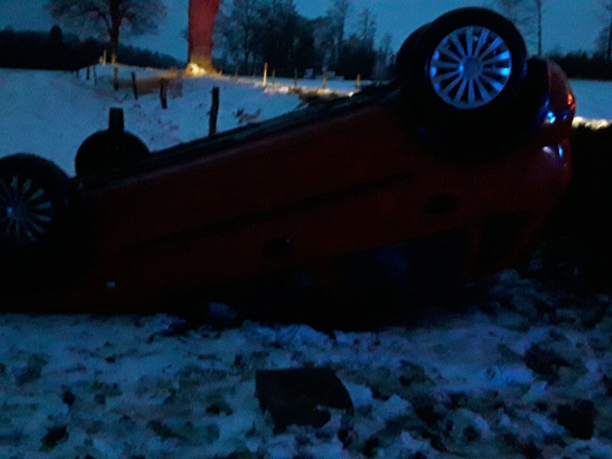 Pelhřimovští profesionální hasiči zasahovali u dopravní nehody osobního vozidla u Benátek na Pelhřimovsku.