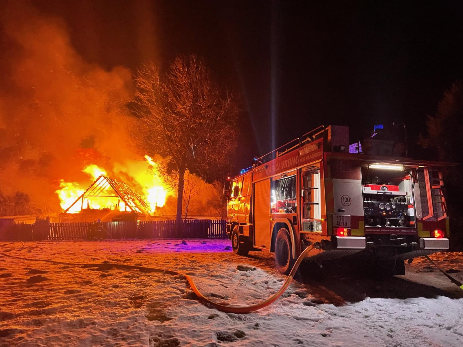 MSK_Požár rodinného domu na Bruntálsku_pohled na hořící budovu a CAS.jpg