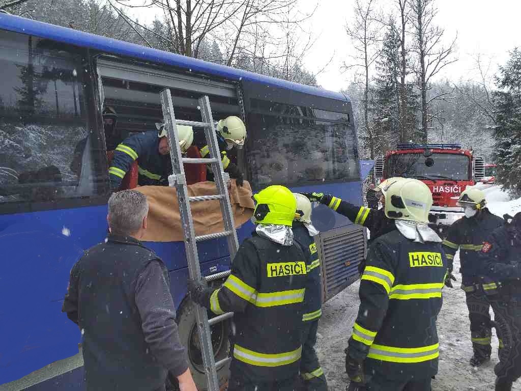 PAK_DN autobusu_hasiči pomáhají cestujícím dostat se ven z autobusu oknem.jpg