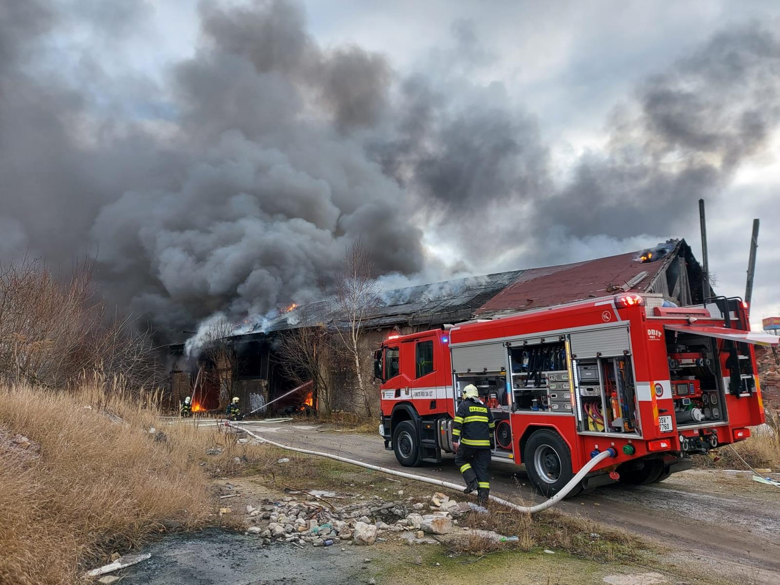 SČK_Požár pneumatik v Kladně_hasiči hasí hořící objekt.jpg