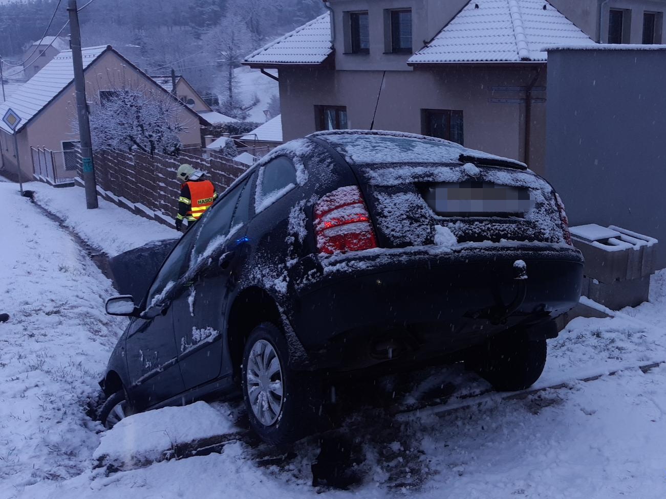 SČK_Sníh komplikoval dopravu ve Středočeském kraji.jpg