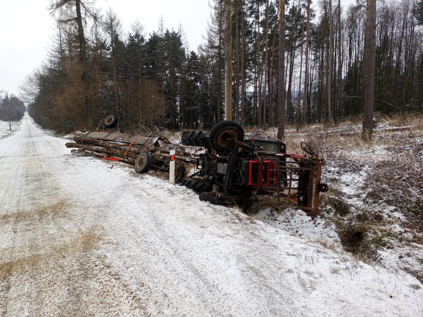 Dopravní nehoda traktoru, Ostojkovice - 9. 1. 2022 (2).jpg