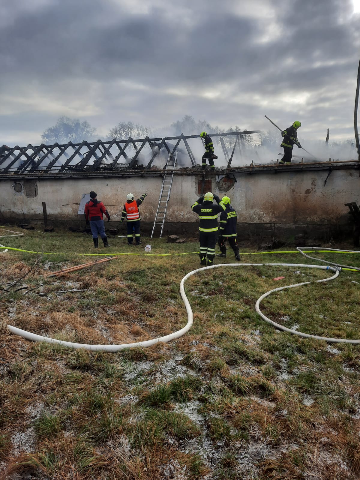 Požár zemědělské usedlosti, Sedlice - 18. 1. 2022.jpg