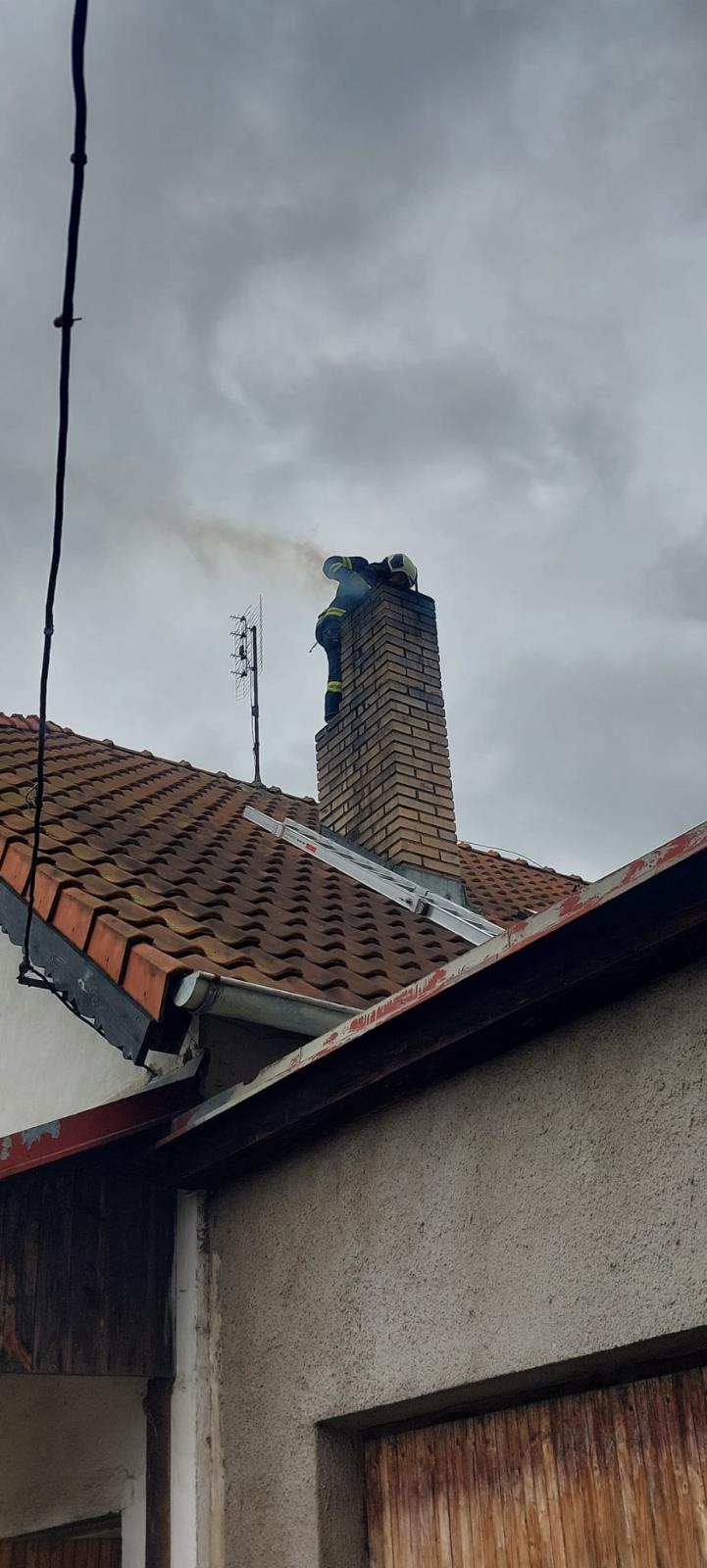 Požár komína, Záluží - 5. 2. 2022 (3).jpg