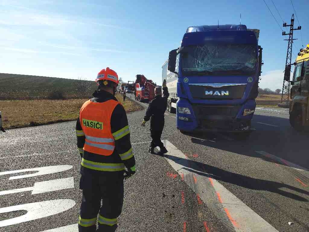 nehoda kamionu a dodávky (1).jpg