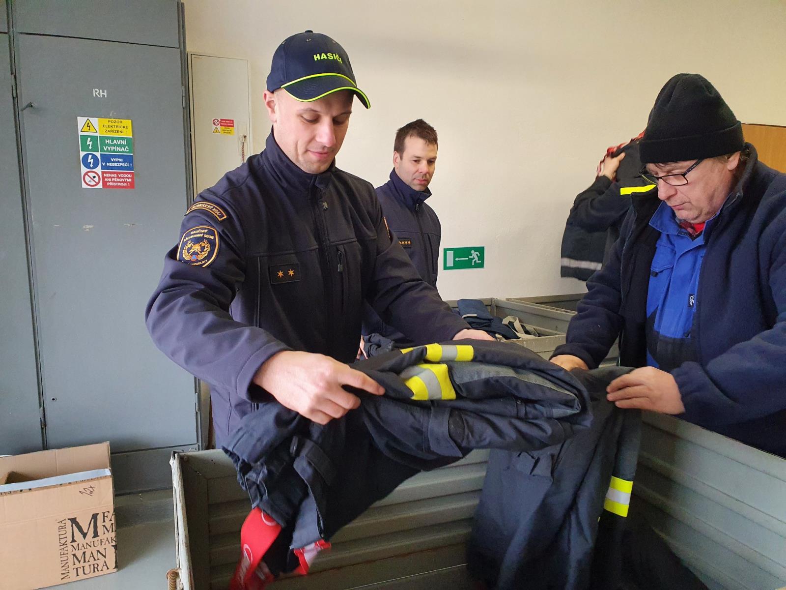 Hasiči hasičům v Olomouckém kraji_hasiči skládají obleky pro kolegy z UA.jpg