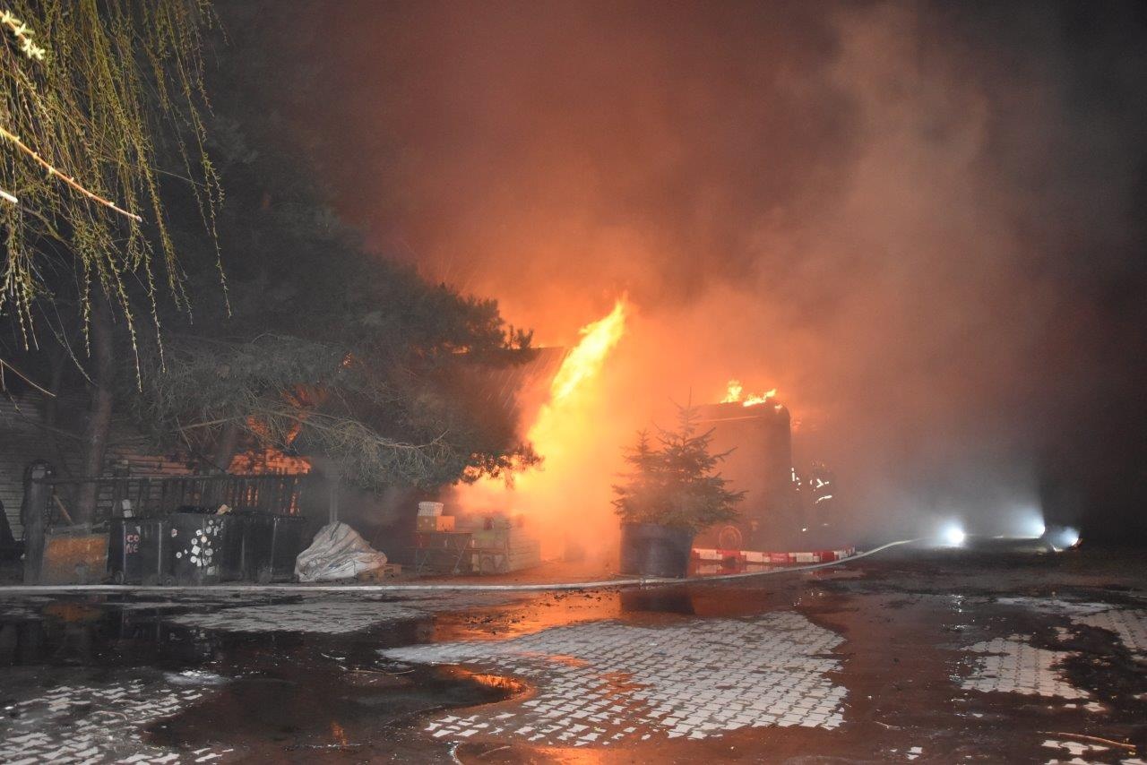 007 - požár ve výrobně dřevěných briket.jpg