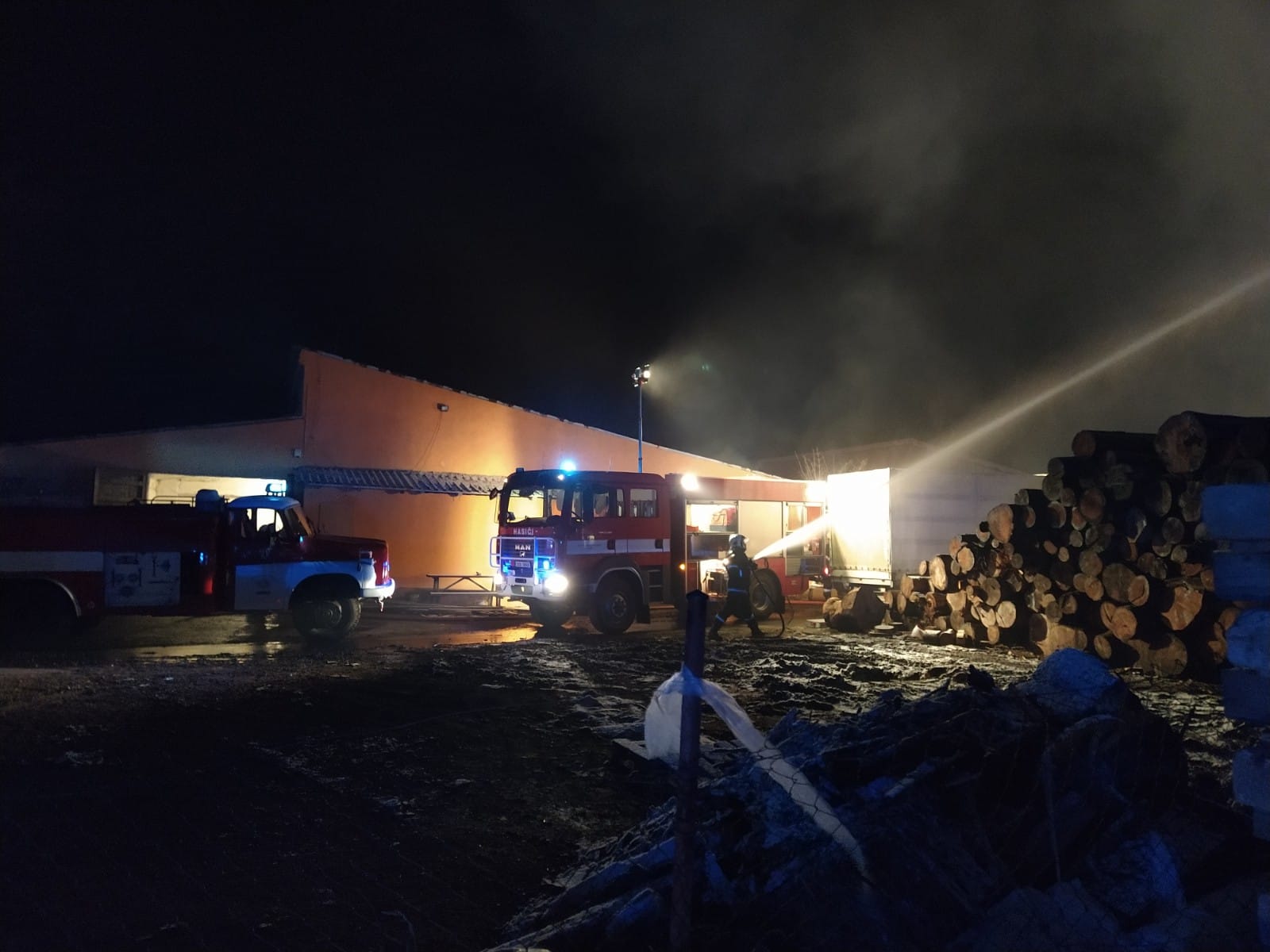 Požár skladu, Smědeč - 9. 4. 2022 (3).jpg