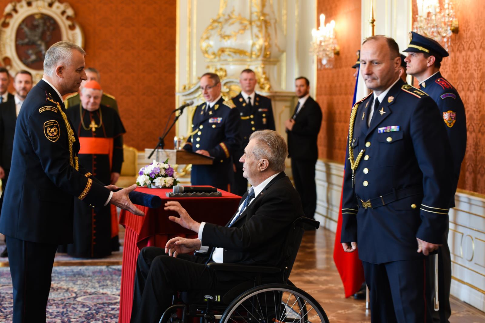 Brigádní generál Luděk Prudil s prezidentem republiky Milošem Zemanem při slavnostním aktu jmenování.jpg