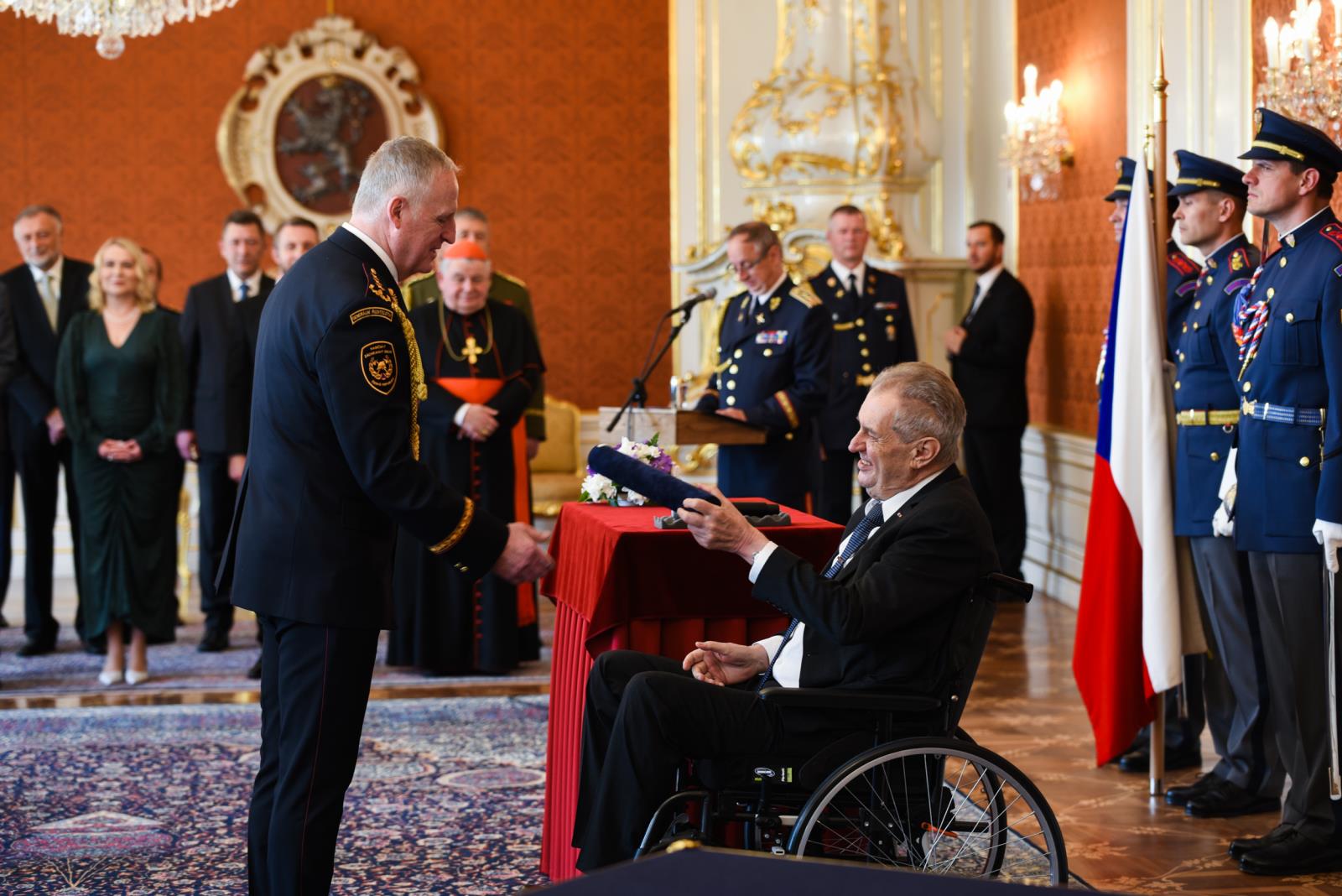 Generálporučík Vladimír Vlček s prezidentem republiky Milošem Zemanem při slavnostním aktu jmenování (2).jpg