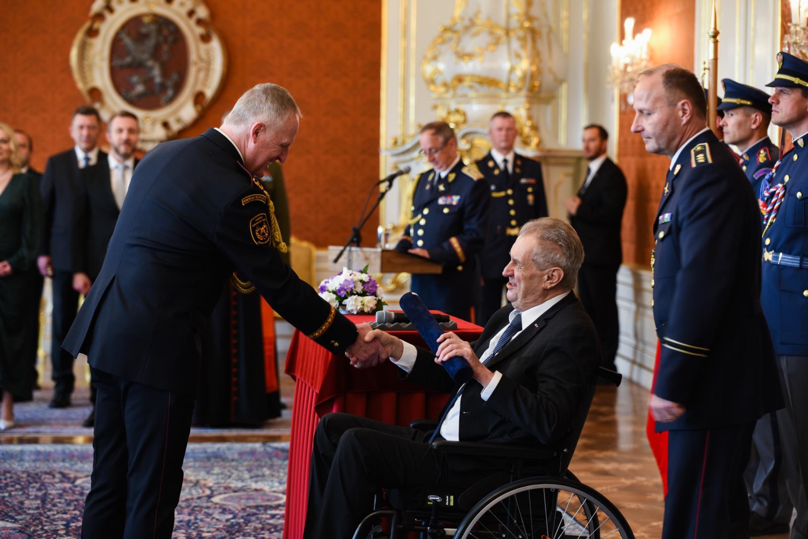 Generálporučík Vladimír Vlček s prezidentem republiky Milošem Zemanem při slavnostním aktu jmenování.jpg