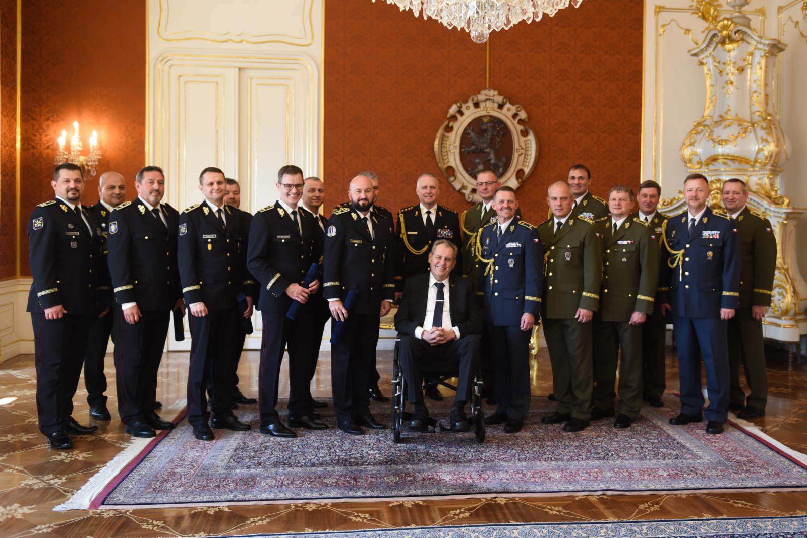 Prezident republiky Miloš Zeman na společné fotografii s novými generály.jpg