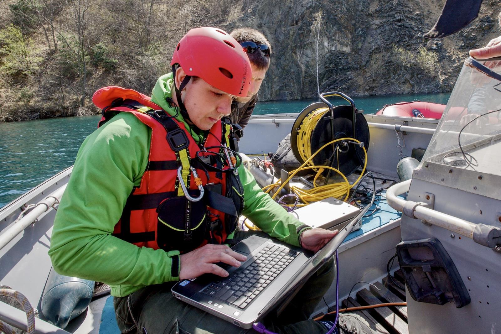 Zobrazování sonarových snímků na PC přímo na plavidle během instrukčně metodického zaměstnání potápěčů HZS ČR pořádaného dne 12. 4. 2022 v areálu zatopeného lomu v Hostěradicích.jpg