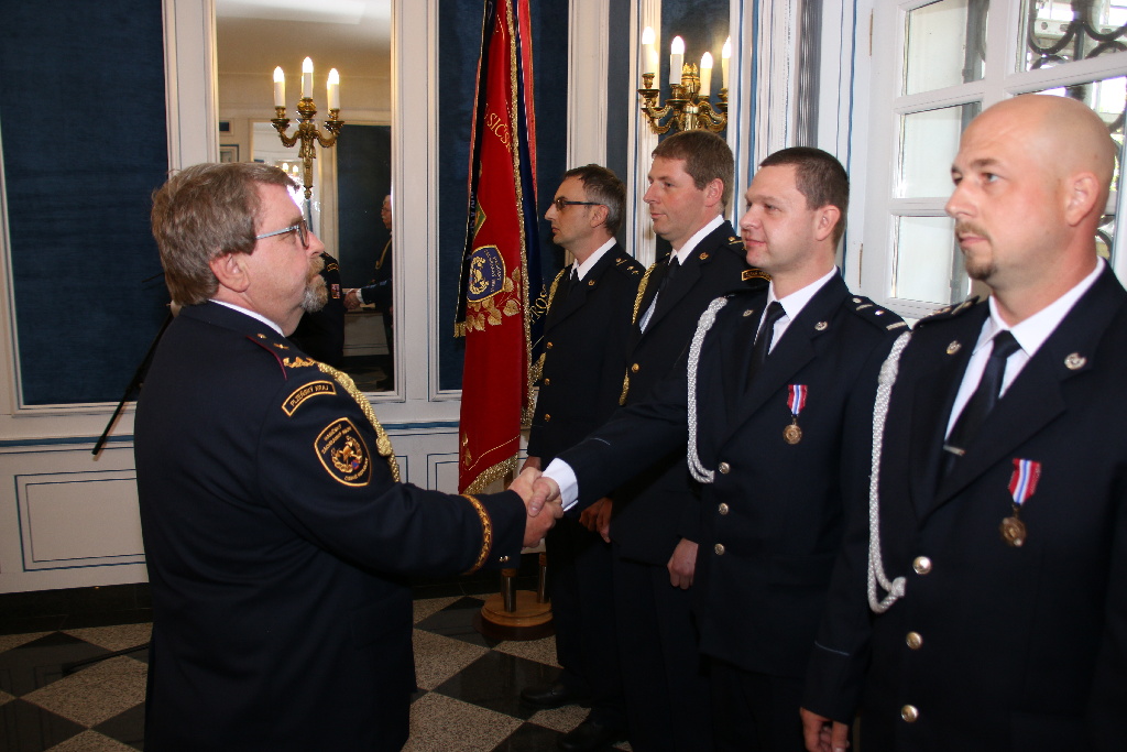 předávání služebních medalí na zámku Kozel (1).JPG