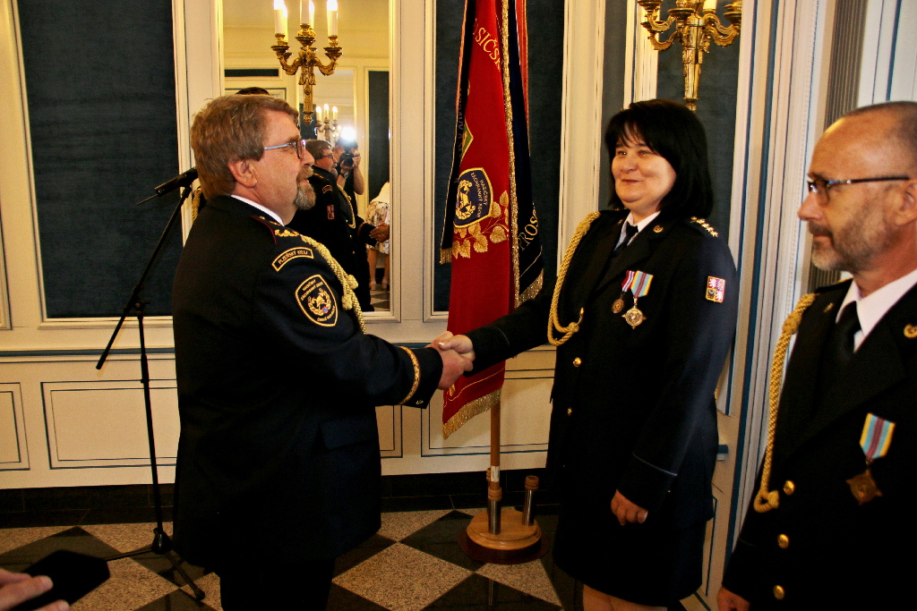 předávání služebních medalí na zámku Kozel (3).JPG