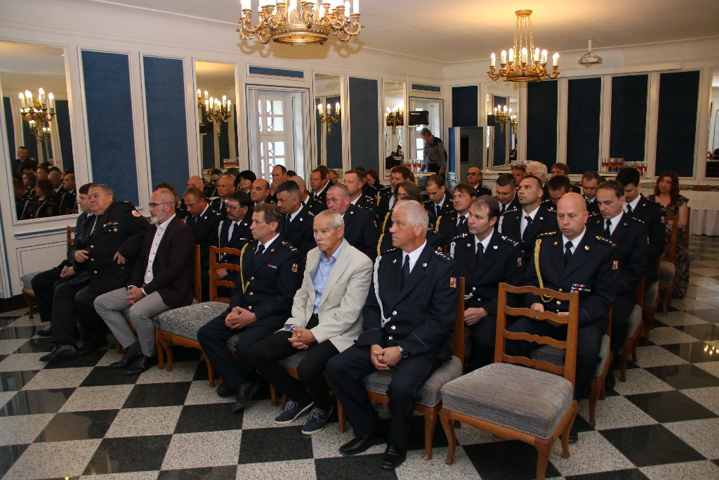 předávání služebních medalí na zámku Kozel (6).JPG