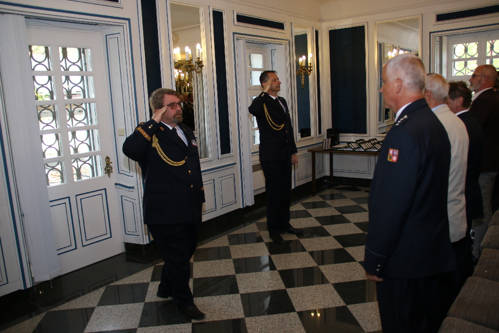 předávání služebních medalí na zámku Kozel (7).JPG