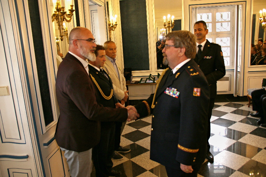 předávání služebních medalí na zámku Kozel (11).JPG