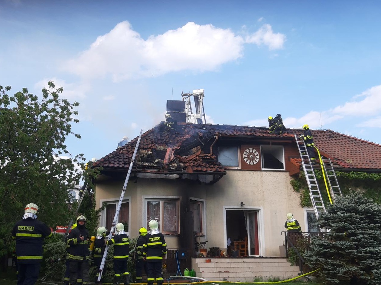001 - požár rodinného domu Hlubočinka.jpg