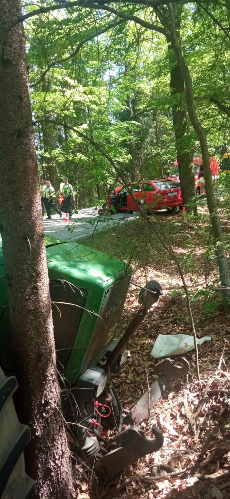 Dopravní nehoda OA, traktoru a jeřábu, Hosín - 16. 5. 2022 (6).jpg