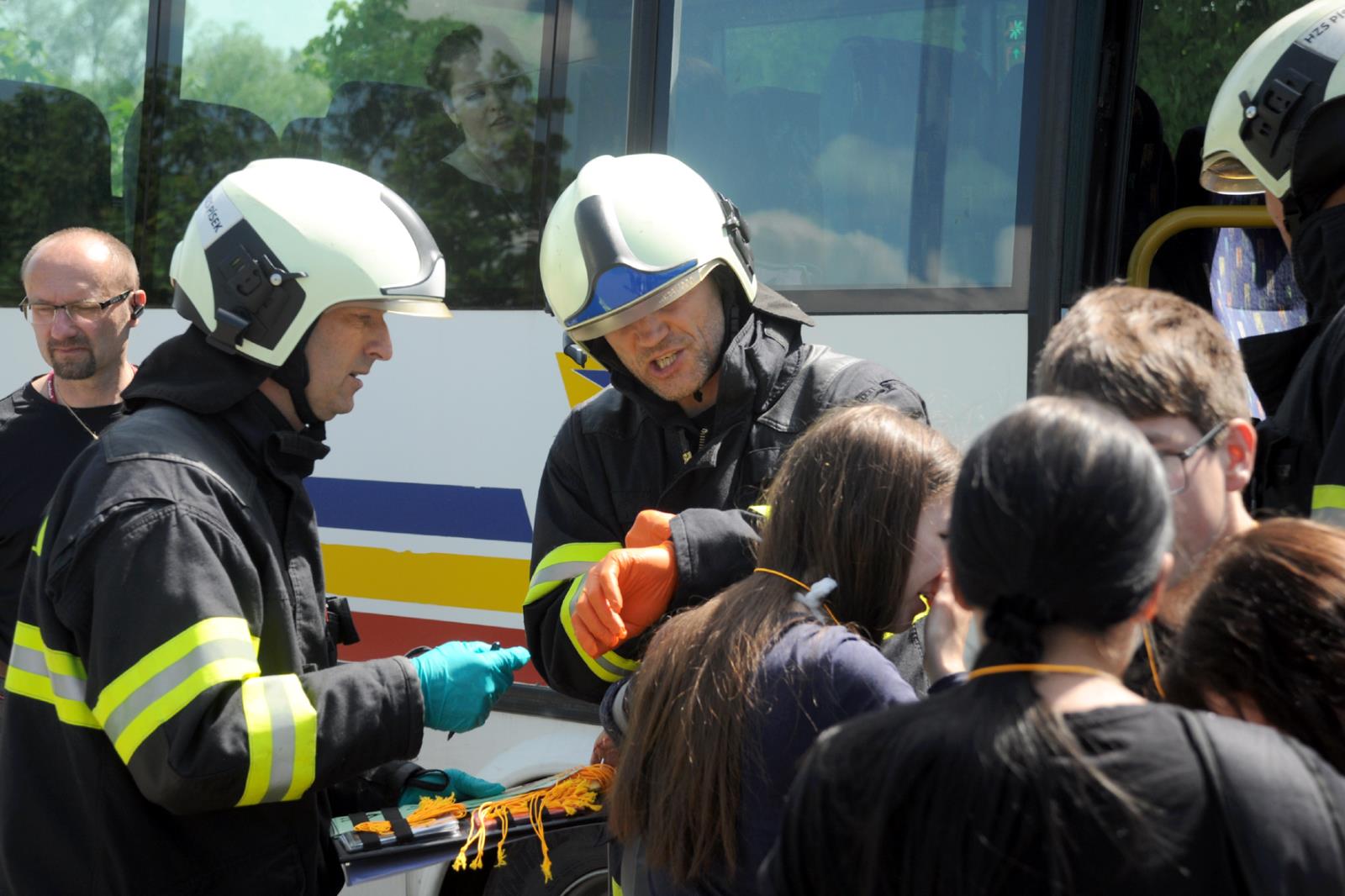 Taktické cvičení dopravní nehoda 2 OA a bus, Písek - 18. 5. 2022 (4).JPG