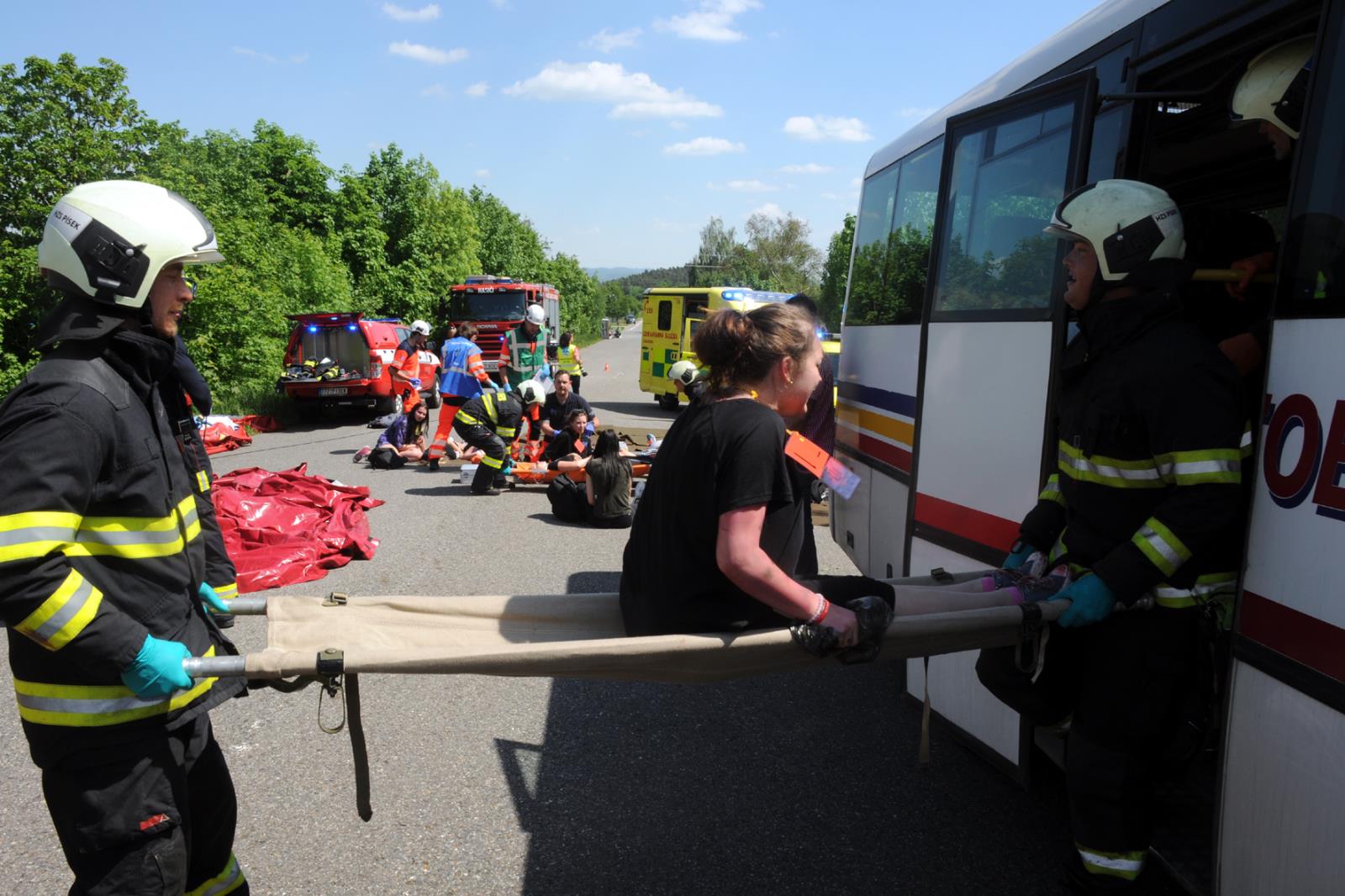Taktické cvičení dopravní nehoda 2 OA a bus, Písek - 18. 5. 2022 (34).JPG