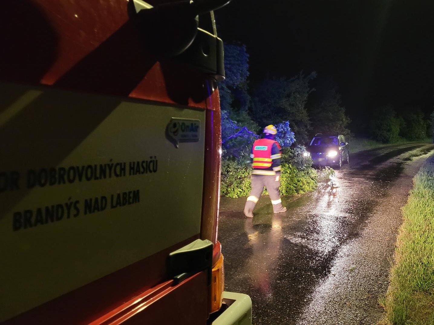 Hasiči HZS Středočeského kraje odstraňují následky noční bouřky - stromy spadené na komunikaci.jpg